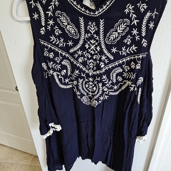 Tops - Picture 1 of 4